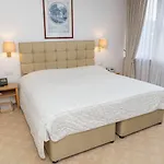 Grand Cravat Hotel