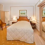 Grand Cravat Hotel