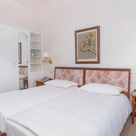 Grand Cravat Hotel 4*