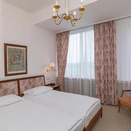 Grand Cravat Hotel 4*