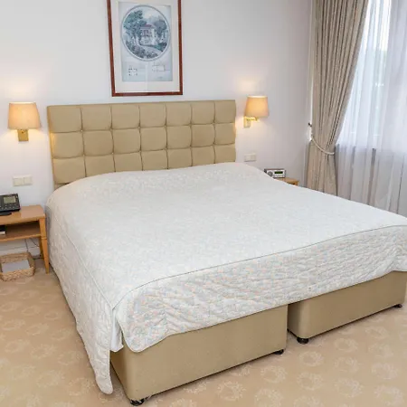 Grand Cravat Hotel