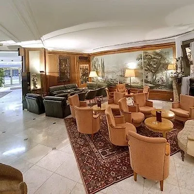 Grand Cravat Hotel
