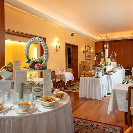 Grand Cravat Hotel